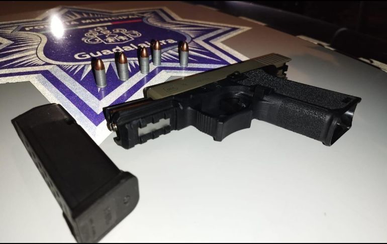 Policías localizaron al interior del vehículo una pistola aparentemente calibre .9 milímetros con cinco cartuchos útiles. ESPECIAL