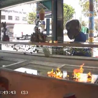 Se niega a pagar extorsión y le prenden fuego a adulto mayor y a paletería en CDMX