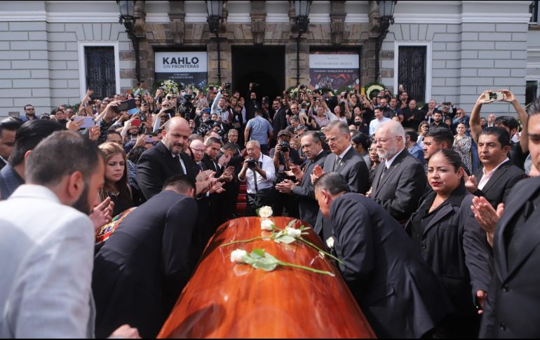 A las 11:00 horas comenzaron a entrar las primeras personas, entre las que se encontraba funcionariado e integrantes de la academia, además de varios personajes de la política. EL INFORMADOR / C. Zepeda