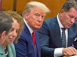 Donald Trump, ex presidente de EU, se mostró serio durante la audiencia de lectura de cargos que se llevó a cabo en un tribunal de Manhattan. EFE