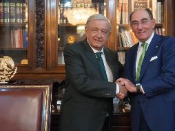 El Presidente López Obrador saluda a Ignacio Galán, presidente ejecutivo de Iberdrola, compañía que dejará 75% de su potencia instalada en el país a cambio de unos seis mil millones de dólares. EFE/ Presidencia de México