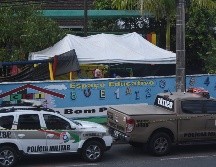 Fotografía de vehículos policiales a la entrada de la guardería Cantinho Bom Pastor, donde fueron asesinados varios niños con arma blanca, hoy, en Blumenau. EFE/S. James
