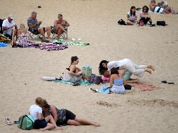 Las personas que se exponen demasiado a los rayos ultravioleta (UV) tienen un mayor riesgo de padecer cáncer de piel. EFE / ARCHIVO