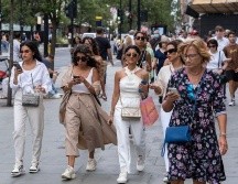 Es frecuente que muchas personas pasen mucho tiempo conectadas a sus teléfonos durante el día. GETTY IMAGES