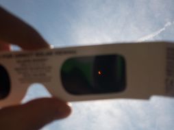 Los lentes de eclipse solar están diseñados específicamente para bloquear los rayos dañinos del Sol, como la luz ultravioleta y los rayos infrarrojos. ESPECIAL/Foto de Jason Howell en Unsplash
