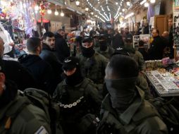 Cientos de policías irrumpieron en la mezquita durante el rezo de Ramadán. EFE