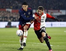 Edson Álvarez y Santiago Giménez se enfrentaron de tú a tú en la cancha. EFE/Maurice Van Steen