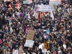 Manifestantes vuelven a tomar las calles parisinas en contra de la reforma de pensiones impulsada por el presidente Emmanuel Macron. AP