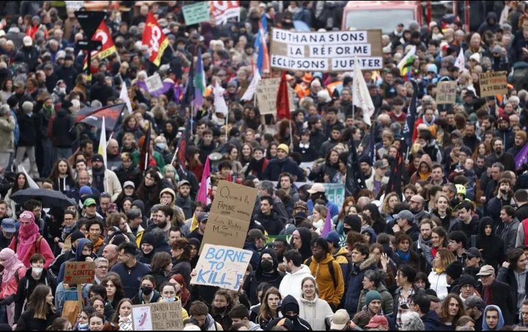 Manifestantes vuelven a tomar las calles parisinas en contra de la reforma de pensiones impulsada por el presidente Emmanuel Macron. AP