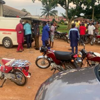 Hombres armados matan a 50 personas en poblado de Nigeria