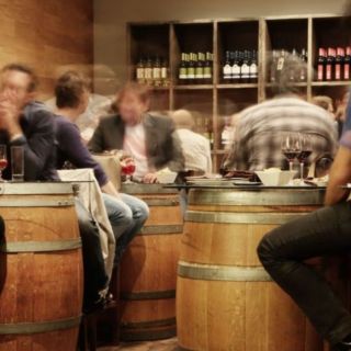 ¡Viral! Madre halla a su hijo bebiendo alcohol y lo saca a golpes de local (VIDEO)