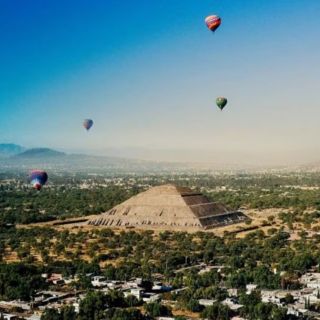 Prohíben volar a 2 globos aerostáticos en Teotihuacán