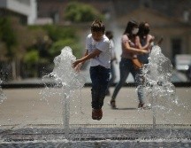 Es en la década de los años noventa, autoridades recomendaron evitar la tradición de mojarse en Sábado Santo, debido a la escasez, cortes y tandeos de agua. ARCHIVO