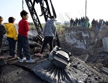 Niños libaneses miran los restos de un puente destruido por los ataques israelíes en Alqulaylah. EFE/W. Hamzeh