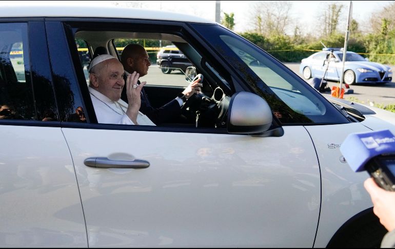 Francisco salió del hospital Gemelli tras permanecer ingresado tres días por una bronquitis. AP/G. Borgia