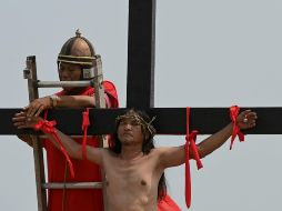 En el pueblo de San Juan, al norte de la capital Manila, cientos de residentes y de turistas asistieron a una sangrienta representación de los últimos momentos de Jesucristo. AFP / J. Sta Rosa