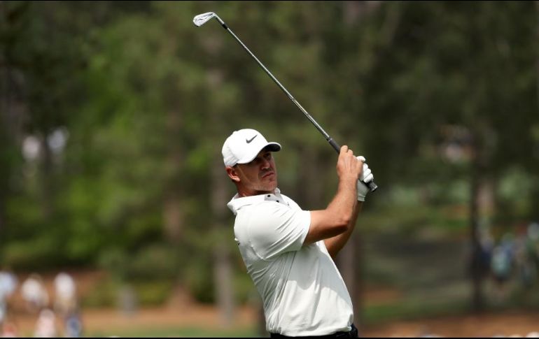 Brooks Koepka, que firmó ayer jueves la mejor de sus 25 rondas en el campo Augusta National, no tardó en subirse al liderato en solitario logrando un birdie en el segundo hoyo y un espectacular eagle con un putt. AFP / P. Smith