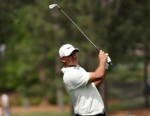 Brooks Koepka, que firmó ayer jueves la mejor de sus 25 rondas en el campo Augusta National, no tardó en subirse al liderato en solitario logrando un birdie en el segundo hoyo y un espectacular eagle con un putt. AFP / P. Smith