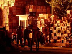 También utilizan maquinaria pesada para retirar los escombros. SUN/V. ROSAS