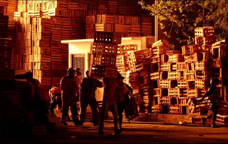 También utilizan maquinaria pesada para retirar los escombros. SUN/V. ROSAS