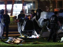 El conductor del automóvil se volcó tras atropellar a cinco personas. EFE