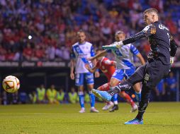 Tiago Volpi suma cuatro goles en el futbol mexicano. Con el de esta noche, el portero escarlata amplió su corta lista como goleador. IMAGO7