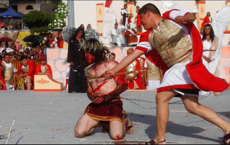 Las actuaciones conmovieron a los presentes, que en todo momento acompañaron a la imagen de Jesús. EL INFORMADOR/C. Zepeda