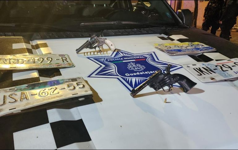 Los detenidos llevaban consigo un revólver aparentemente calibre .22 y una pistola monotiro del mismo calibre, junto con 9 cartuchos útiles. ESPECIAL / Policía de Guadalajara