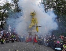 Pobladores se reúnen para ver la quema de una figura de cartón que representa a Judas, en el Centro Cultural Santa María La Ribera, en la Ciudad de México. AP/M. Ugarte