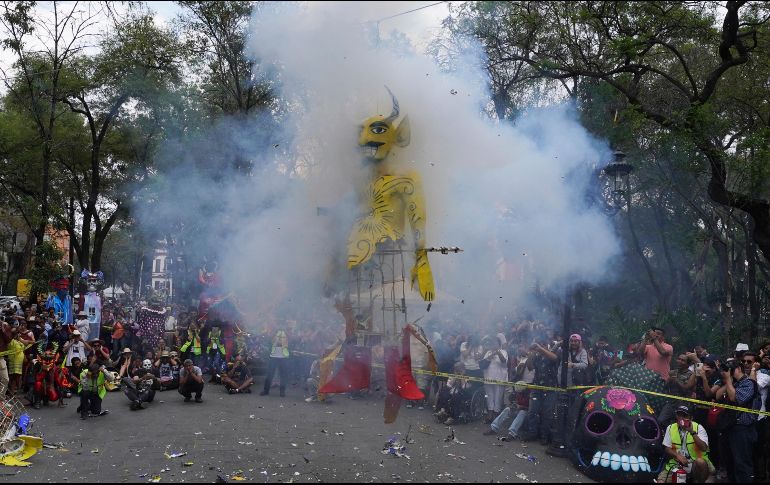 Pobladores se reúnen para ver la quema de una figura de cartón que representa a Judas, en el Centro Cultural Santa María La Ribera, en la Ciudad de México. AP/M. Ugarte