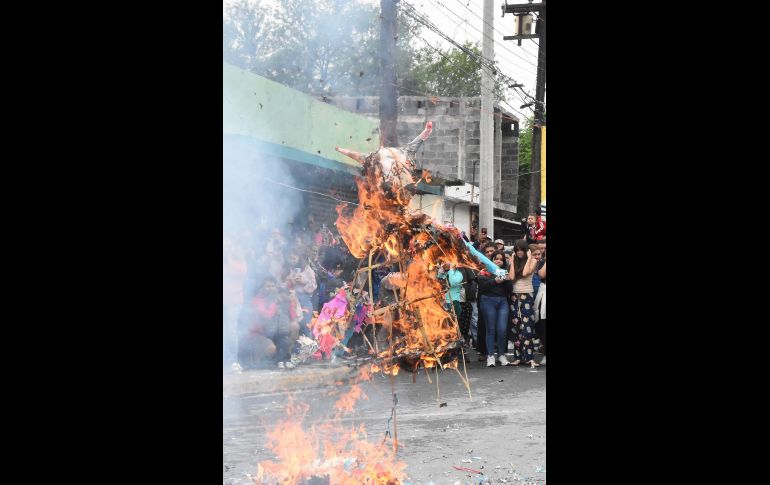 Monterrey. En distintas colonias se realizó la tradicional quema de Judas. SUN