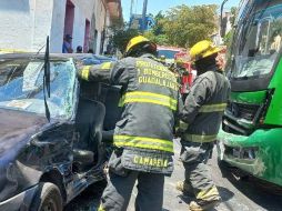 En el accidente del auto con la unidad de transporte público resultaron seis personas lesionadas. ESPECIAL