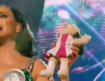 Por medio de TikTok, se viralizó la reacción que tuvo Katy Perry cuando un fan le obsequió un Dr Simi. ESPECIAL