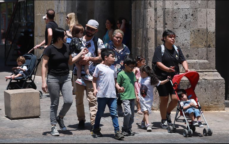 Familias disfrutaron los días Santos para acudir de visita al Centro de Guadalajara. EL INFROMADOR/ CARLOS ZEPEDA