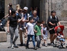 Familias disfrutaron los días Santos para acudir de visita al Centro de Guadalajara. EL INFROMADOR/ CARLOS ZEPEDA
