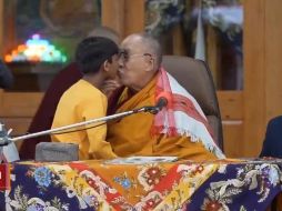 El Dalai Lama le solicita al menor acercarse, lo besa, lo abraza, y luego le pide que le chupe la lengua. ESPECIAL