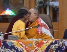 El Dalai Lama le solicita al menor acercarse, lo besa, lo abraza, y luego le pide que le chupe la lengua. ESPECIAL