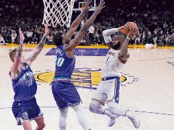Los Lakers de LeBron James (der.) jugarán en el Play-in. AP