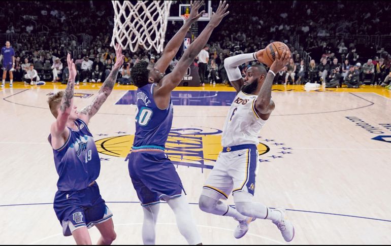 Los Lakers de LeBron James (der.) jugarán en el Play-in. AP