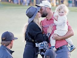 Rahm celebró con su esposa e hija. EFE