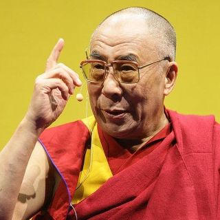 El Dalai Lama se disculpa tras video en donde besa a un niño
