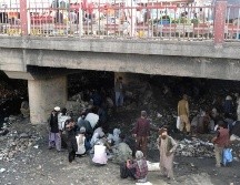 Cientos de consumidores de heroína se reúnen en condiciones miserables bajo el puente de Pul-e-Sukhta, en Kabul. GETTY IMAGES