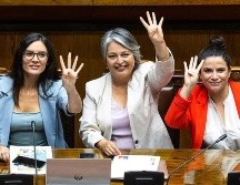 La reforma fue presentada en 2017 por la entonces diputada Camila Vallejo (izq.), hoy ministra de la secretaría general de gobierno de Gabriel Boric -aquí junto con las ministras de Trabajo y Mujer-, y permite una jornada laboral de 4 días. EPA
