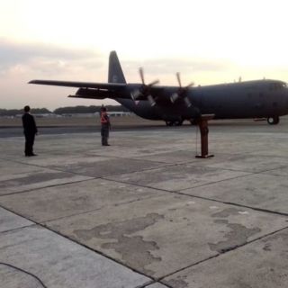 Avión con restos de 17 migrantes fallecidos en incendio llega a Guatemala