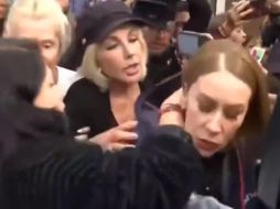 Olivia llegó al funeral acompañada de su hija en medio de varios medios comunicación que buscaban alguna entrevista. ESPECIAL