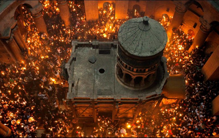 Locales y peregrinos de todo el mundo acuden a la iglesia del Santo Sepulcro para presenciar el encendido milagroso del fuego sagrado dentro de la tumba de Jesús. EFE/Archivo