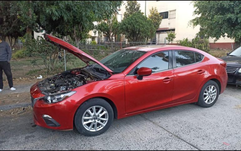 Los sospechosos se encontraban desvencijando un auto Mazda color rojo. ESPECIAL