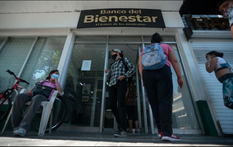 Con la Tarjeta de Bienestar, los y las beneficiarias de las becas podrán cobrar de manera directa y sin intermediarios a través del Banco del Bienestar. EL INFORMADOR / ARCHIVO