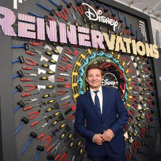 Jeremy Renner desfila por la alfombra roja en el estreno de “Proyecto Renner”