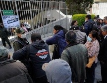 Las colas para conseguir dólares en el Banco Central se han convertido en imagen habitual. JORGE BERNAL